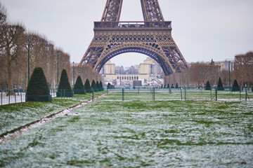 Obraz premium Scenic view to the Eiffel tower on a snowy day