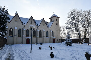Ein winterlicher Blick auf die St. Nikolaus Kirche in Köln Dünnwald - obrazy, fototapety, plakaty