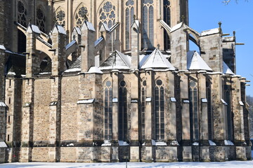 Der Altenberger Dom im Winter mit Schnee
