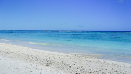 Fototapeta na wymiar A beautiful white sandy beach on the tropical Pacific island of Rarotonga