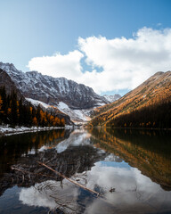 Fototapeta na wymiar autumn lake in the mountains