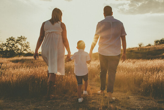Father and mother Son Strolling Hand in Hand, Padre y madre e Hijo Paseando de la Mano
