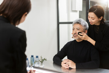 メンズメイク/ビューティーアドバイザーにメイクアップを教わる男性