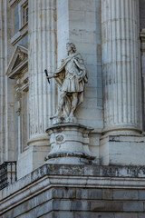 Obraz premium Architectural fragment of Spanish Royal Palace (Palacio Real, 18th century) in Madrid - official residence of the King of Spain, largest palace in Europe by floor area. Madrid, Spain.