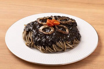 イカとアンチョビのブラックトマトソースパスタ