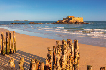 Fort National and beach in beautiful walled port city of Saint-Malo, Brittany, France - obrazy, fototapety, plakaty