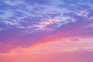 朝焼けに淡い色合いに染まる空の雲。