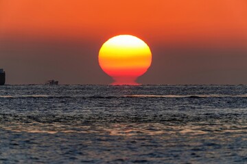 明石海峡で見た幻想的なダルマ夕日の情景