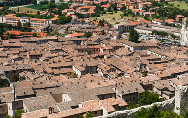 Obraz premium Rooftops and landscape of old Italian walled city on mountainside