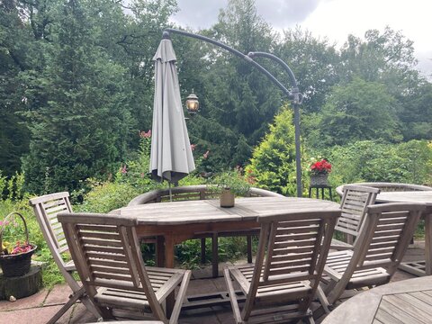 Terrasse eines Restaurants in der Natur im Sommer mit Stühlen und Tischen