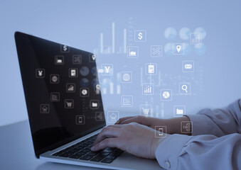 デスクでPC操作するビジネスパーソンとアイコン