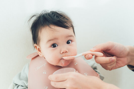 離乳食を食べる赤ちゃん