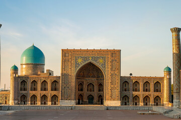 Colorful exterior of tilya-kori madrasah, Samarkand Registan. - obrazy, fototapety, plakaty