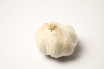 Obraz na płótnie Canvas 1 head of dried garlic on a white background