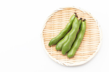 白背景に空豆