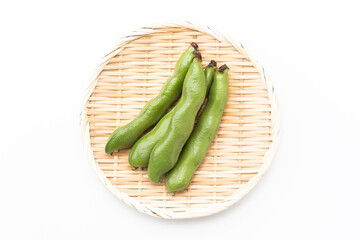 白背景に空豆