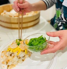 ちらし寿司をお皿に盛り付ける手元の写真