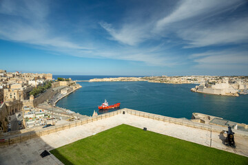 Fototapeta na wymiar Valletta, Malta. Saluting battery and harbour