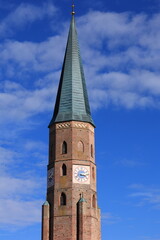 Historische Kirche in der Altstadt von Dingolfing in Bayern	