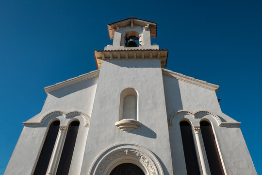Impon&ecirc;ncia sacra: A fachada majestosa da Capela de Santa Teresa em Labenne, Pa&iacute;s Basco, revelando a torre sineira e a singularidade da sua nave em Fran&ccedil;a