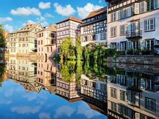Le Petite France, the most picturesque district of old Strasbourg. Half-timbered houses with reflection in waters of the Ill channels. - obrazy, fototapety, plakaty