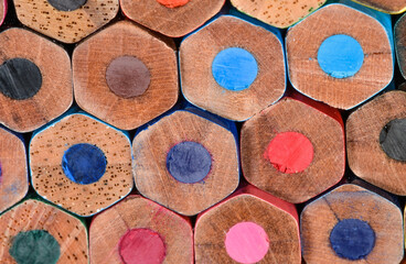 Tapeta tło z drewnianych kolorowych kredek,  sześciokątne kawałki drewna z barwnym wkładem w zbliżeniu makro - obrazy, fototapety, plakaty