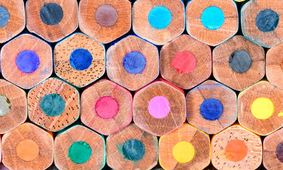 Kolorowe kredki tło struktura drewnianych elementów z tyłu na zbliżeniu makro - obrazy, fototapety, plakaty