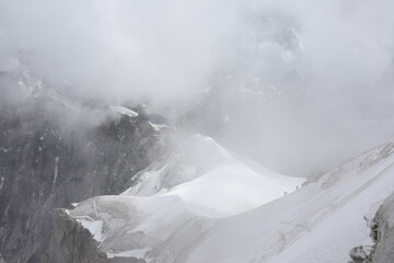 Escalada imponente montaña blanca con niebla