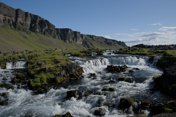 Río con cataratas en Islandia