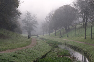 Paseo con niebla por el río