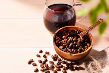 コーヒー　白い板のテーブルの上にコーヒー豆、初夏の爽やかな光が差し込む
