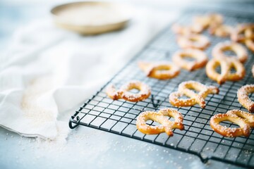 Naklejka premium freshly baked pretzels on a cooling rack