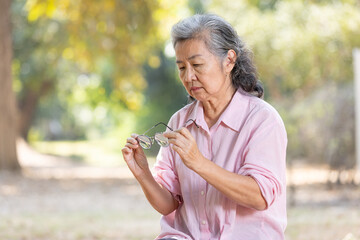 Health problems related to eyeglasses in the elderly