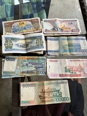 ラオス・ルアンパバーンの通貨キープを並べた写真