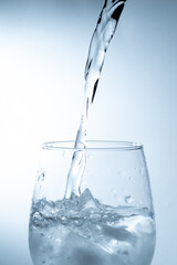 コップに水を注ぐ
