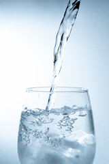 コップに水を注ぐ