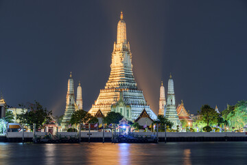 Naklejka premium Night view of Wat Arun across the Chao Phraya River