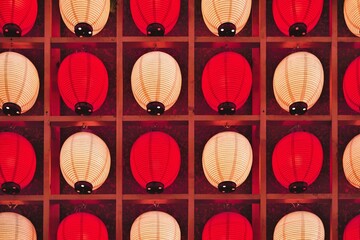 交互に並んだ紅白提灯 © アデリーペンギン