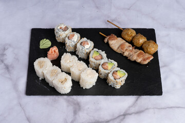 Assortiment Maki sushi saumon thon brochettes de boulettes