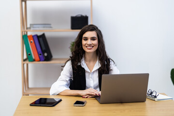 Obraz na płótnie Canvas Portrait of a businesswoman using laptop in office