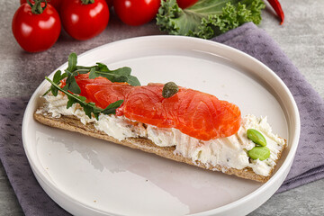 Crispy bread with salmon and cream cheese