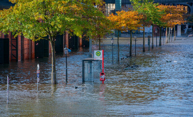 Sturmflut und Elbe Hochwasser am Hamburger Hafen St. Pauli Fischmarkt Fischauktionshalle - 713106194