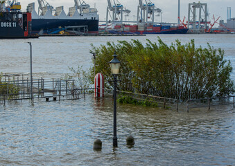 Sturmflut und Elbe Hochwasser am Hamburger Hafen St. Pauli Fischmarkt Fischauktionshalle - 713106338