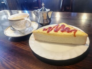 喫茶店のカフェオレと三角形のエッグトースト