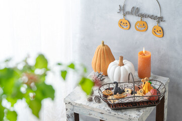 ハロウィーンの飾りつけとクッキー