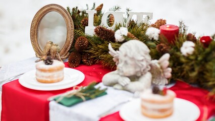 Winter wedding decor in the woods in red tones