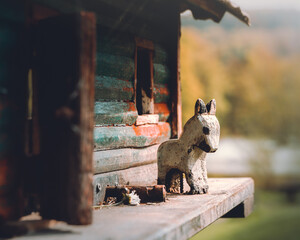Esel Figur steht vor einem Holz Haus