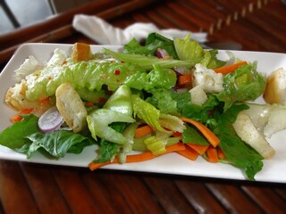 Salad with lettuce, carrot, onion and croutons.