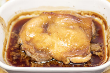 グラタン皿の中の調理後の日本の鶏モモ肉
