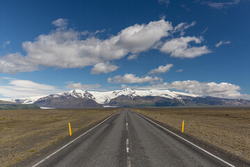 Endlose Straße durch Island im Sommer